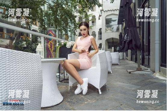 AISS爱丝(黄金版) - 小哲的女神：原图里似乎藏了点什么？