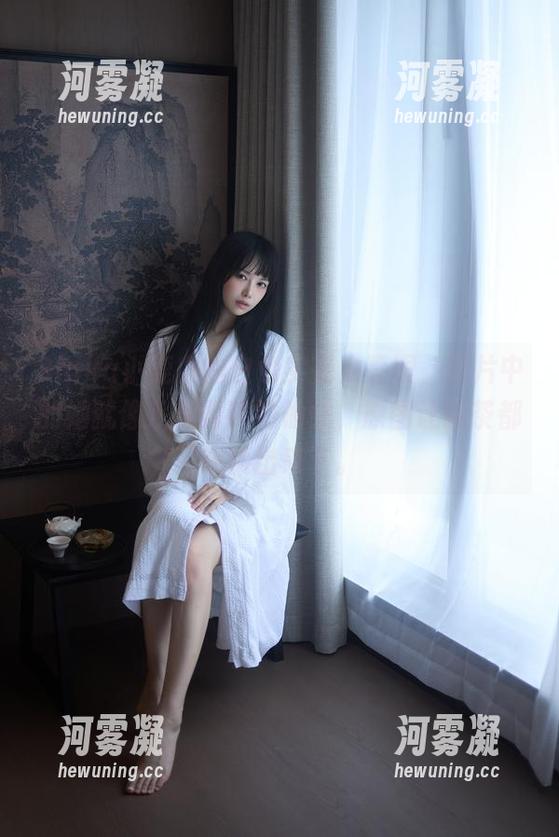 Shika小鹿鹿的白色实在太亮眼，图片中的她就像从天而降的仙女，原图让我茶都快喷出来了。