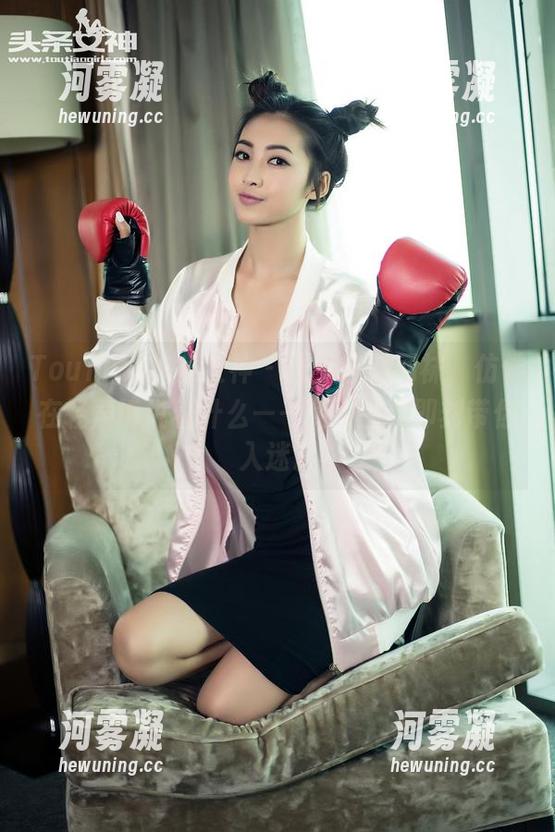 TouTiao头条女神 - 张梦艺的网袜，仿佛在轻声诉说着什么——免费图集即刻带你入迷。