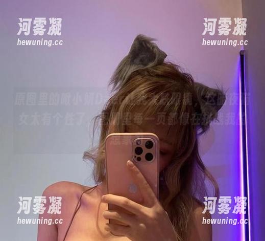 原图里的啾小妍Deer让我大跌眼镜，这暗夜猫女太有个性了，图册里每一页都像在挑战我的想象力。