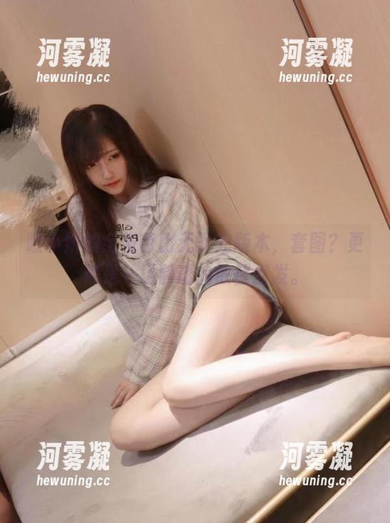 啾小妍的金发芭比无圣光版本，套图？更像是一场静谧的欲望抒发。