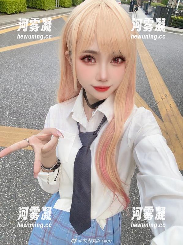 睡过头的校服cos？大肉丸Amiee的写真真像是补习班的意外bonus！