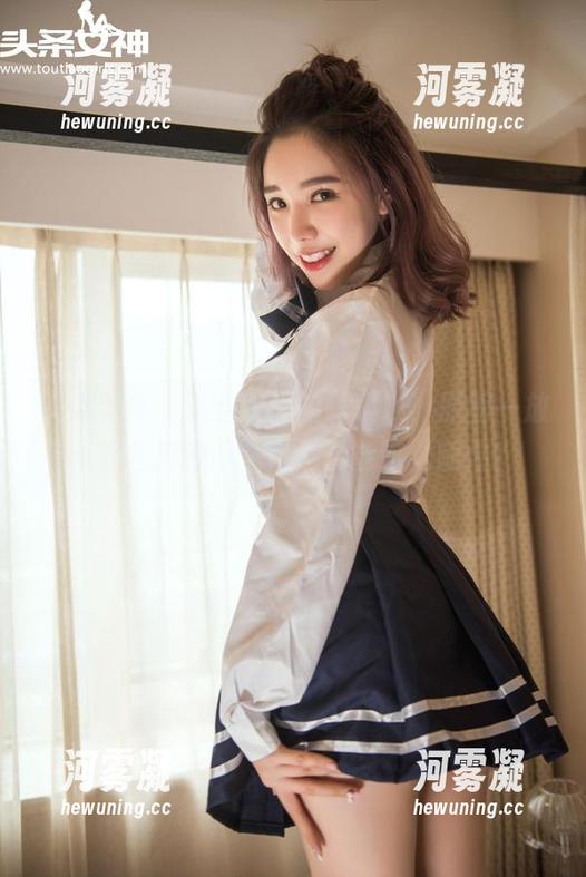 头条女神 - 职业装里的萌琪琪，原图一放，我直接想问，她怎么能这么随性？