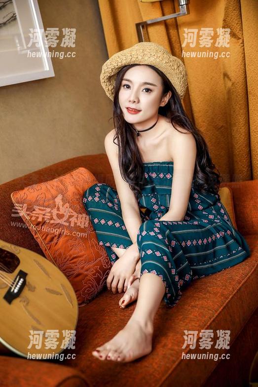 头条女神 - 体操服+阿依努尔瓦娅=免费照片，有种复杂的期待感。