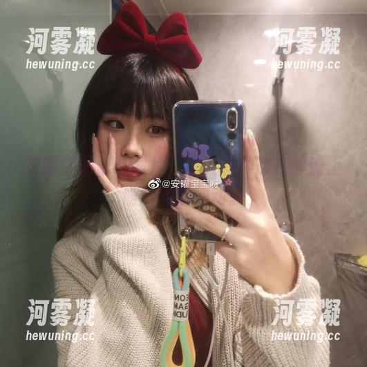 安曜曜的泳装照片，让人有种想在沙滩上偷个懒的冲动。