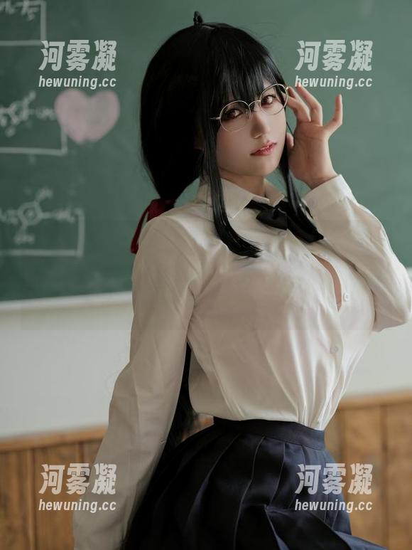 小仓千代w在今天的图片中化身女仆，脑海里不自觉浮现出的画面还挺迷的…原图请自取！