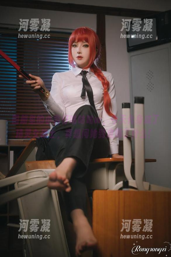 小容仔咕咕咕w 图册里的小容仔咕咕咕w,今天化身成了精灵女战士,真想问她到底喝了什么!