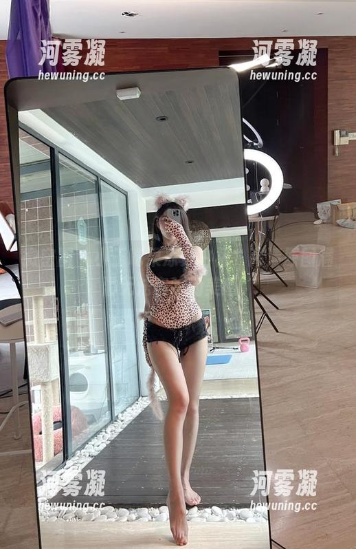 微密圈 - 小玉吃果冻穿白裙，高清原图满溢无法言喻的美感。