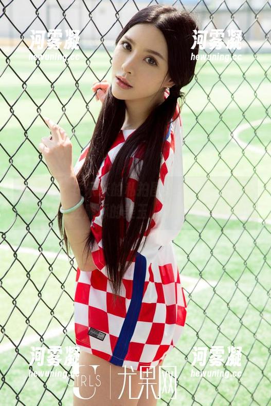 尤果网 - 在米米的私拍图集里，白衬衫宛如一块未经雕琢的美玉，等着你来品味。