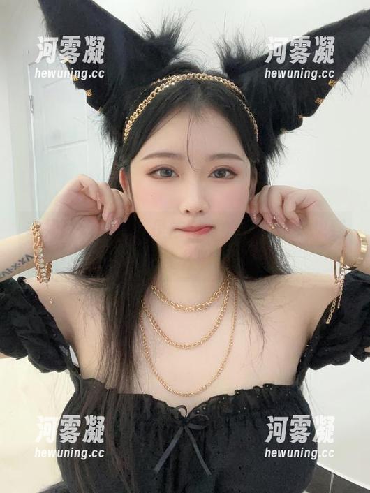 白裙耳边轻晃，是依酱呀的私拍让我想到了什么呢...