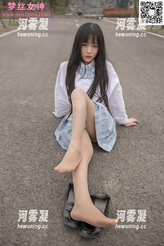 梦丝女神 - 这天台好像藏着什么，JK少女在呼唤，别忘了下载王娇娇的作品集哦！