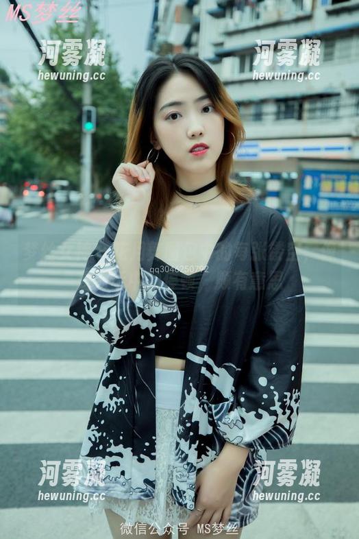 梦丝女神 - 花月舞图包中的每张镂空，像是对话中的停顿，颇有意思