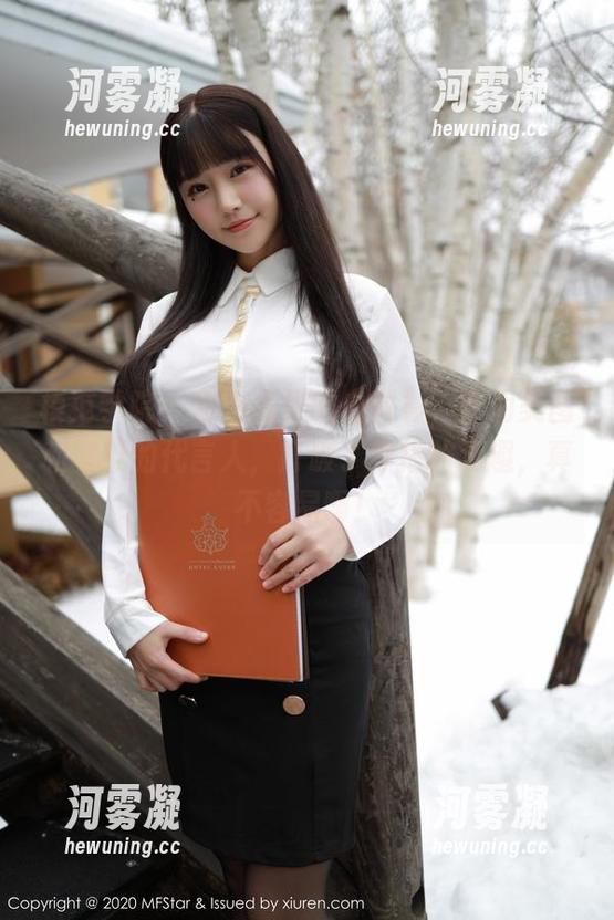 模范学院 - 甜筒晓彤的白衬衫，作为美图和壁纸的代言人，打破了穿搭的无趣，真不容易啊！