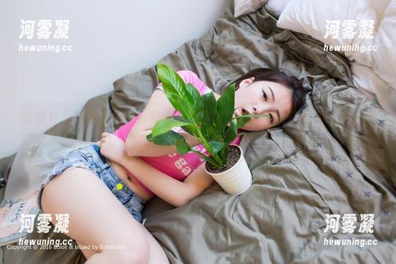 波萝社 - 高清图库中，柳侑绮的白裙和她的气质简直是一体，两者交融得还挺有趣的。