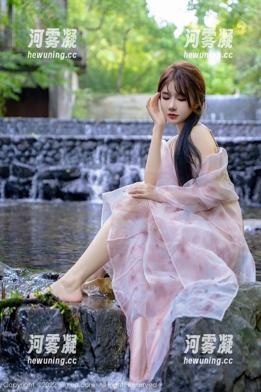 秀人网 - 沐子熙V的JK美图：家里的壁纸都想露个脸的节奏！