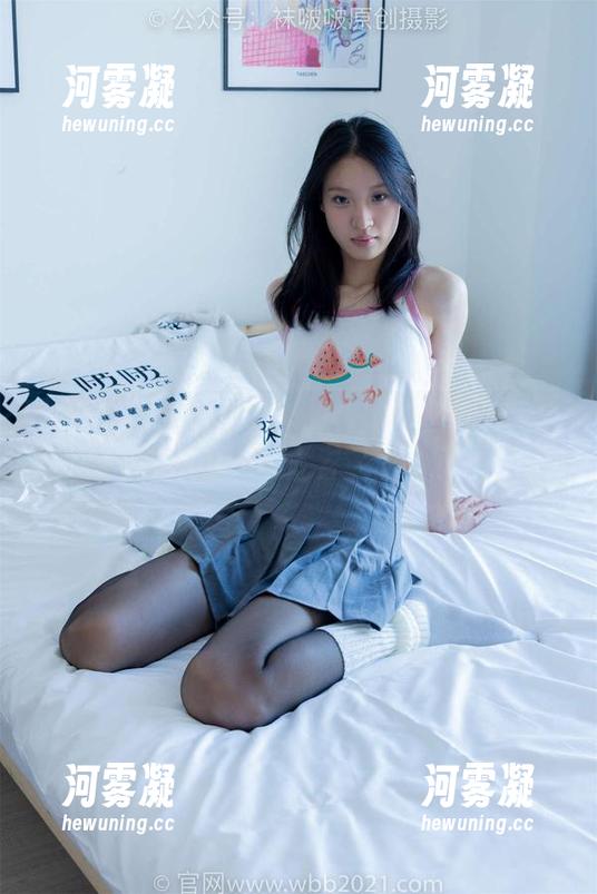袜啵啵 - 高清甜甜圈的踩脚裤美图：让你不禁想起一场“裤”外的邂逅