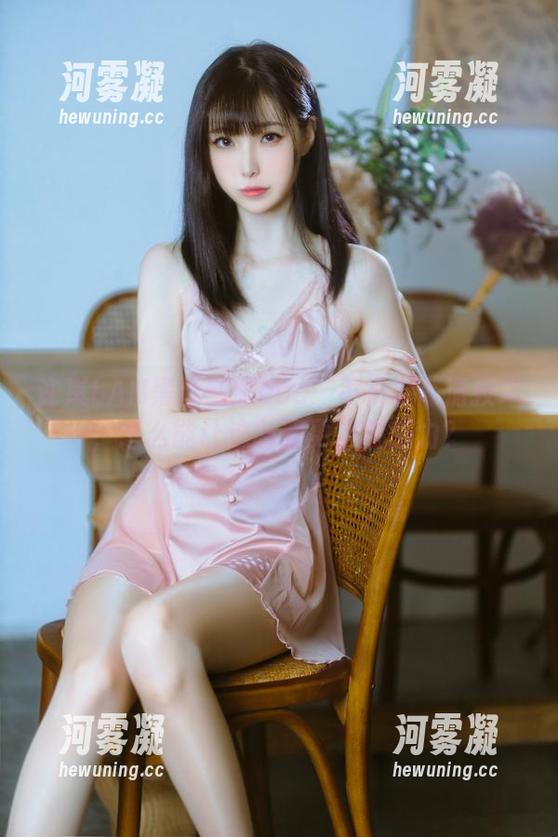 许岚LAN黑丝制服cos：不掌握高清技术，怎么能让这制服更具魅惑力？