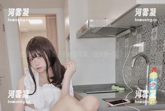 在教室里，有贞子蜜桃的写真，意外地…忘了抄作业？