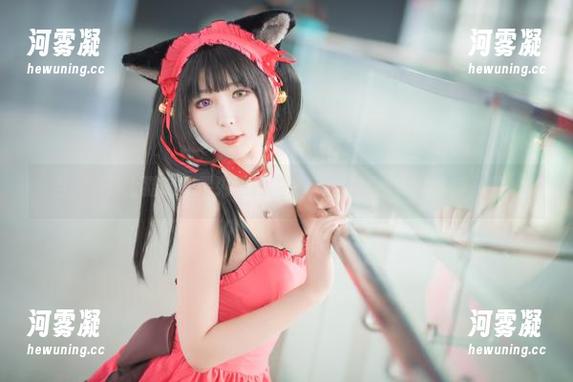 当美照遇上猫咪，雯粥粥把露背演绎得不一样，最新上架。