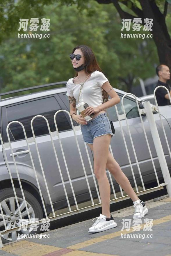 魔镜街拍 - 销售主管的粉裙日常：婷婷美图图集，超有趣的办公室潜规则！