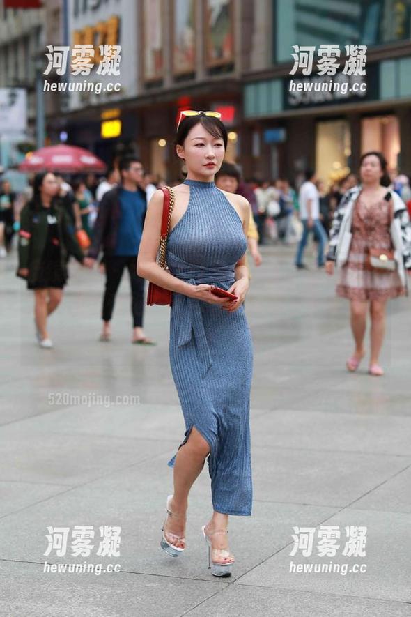 魔镜街拍 - 婷婷化身黑丝公主，白色吊带连衣裙太惊艳？照片看完分享，大家必须‘腿评’！
