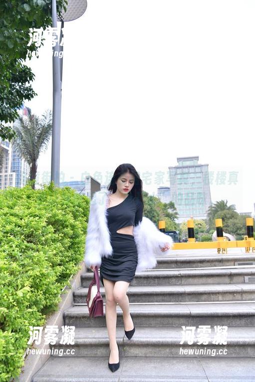 魔镜街拍 - 白色连衣裙宅家写真，楼楼真是让我想起了“白开水”的品味。