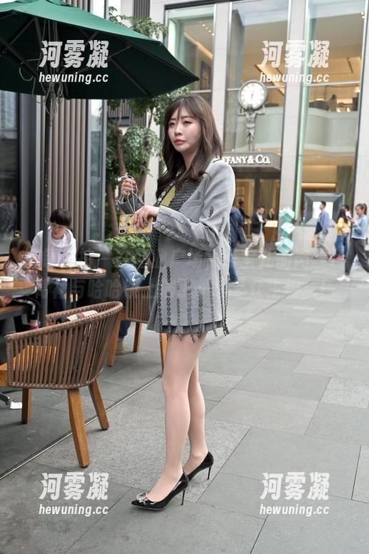 魔镜街拍 - 在商业广场，萌宝儿的肉丝包臀裙与哈哈镜上演了一场“众生相”！