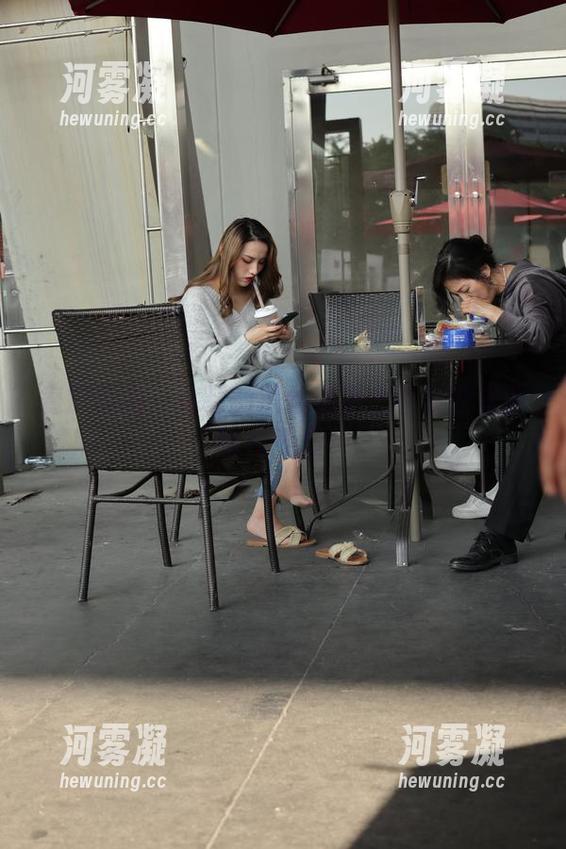 魔镜街拍：定制的黑丝美遇上巴黎世家的随性气息！