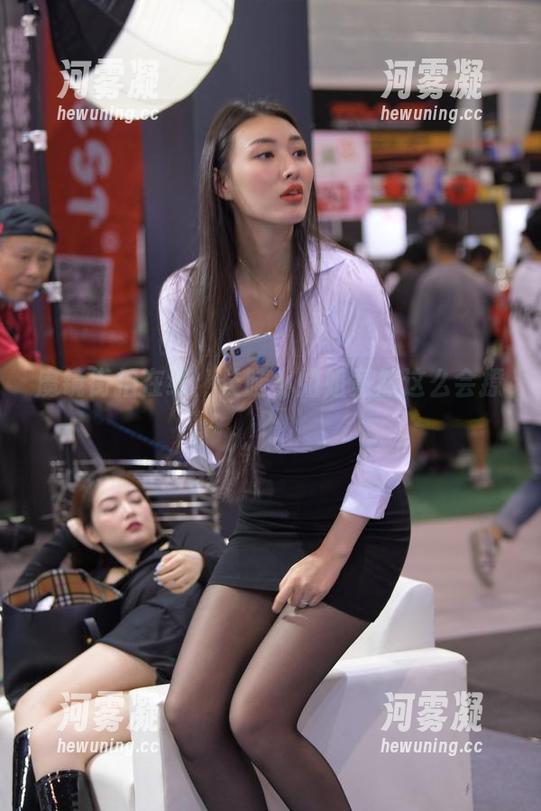 魔镜街拍在线：长腿小姐姐竟然这么会撩？
